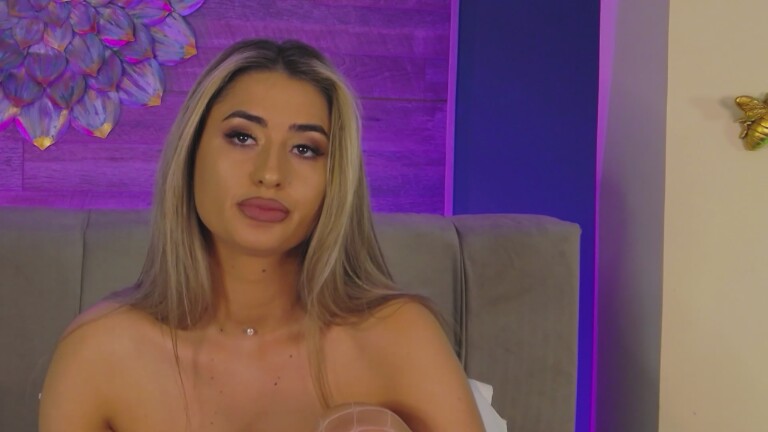 LoraDevine's Streamate show and profile